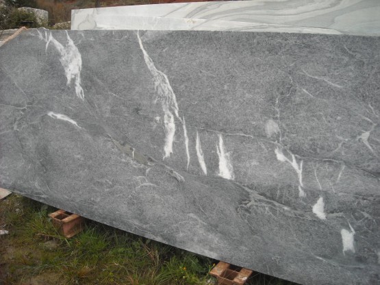 CIPOLLINO GREY BLACK SAW SLABS 001